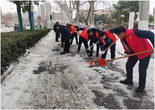 阜阳生态环境系统40余名志愿者开展扫雪除冰志愿活动